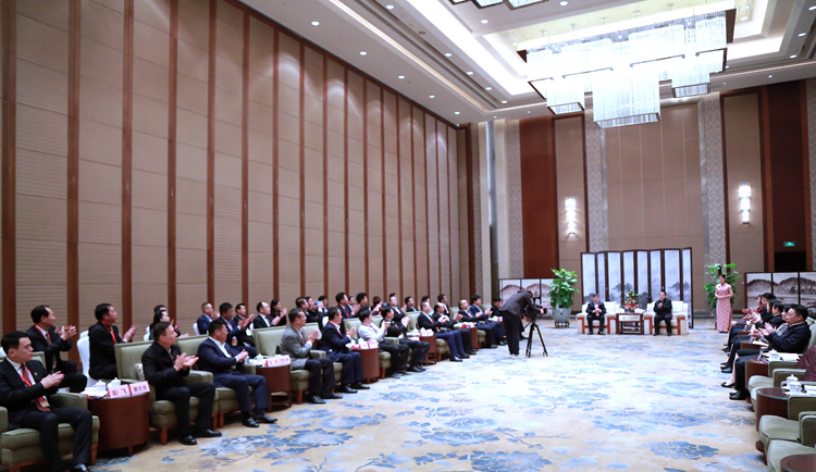 江西省領(lǐng)導(dǎo)與考察團(tuán)企業(yè)家座談交流02.JPG